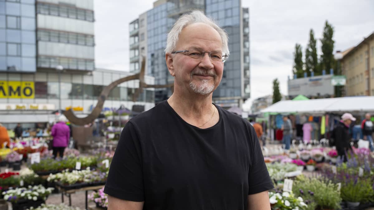 Kouvolalainen Kari Pekkarinen Kouvolan torilla.