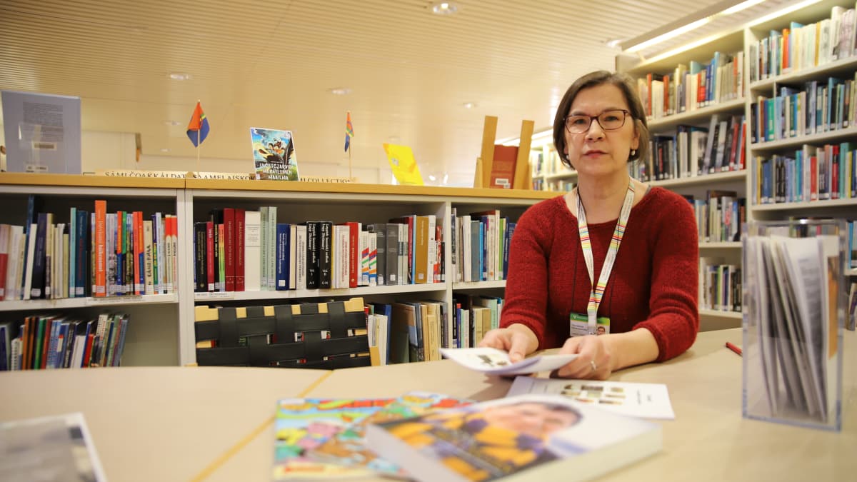 Tiina Mäntylä saamelaisen erikoiskirjaston hoitaja. 