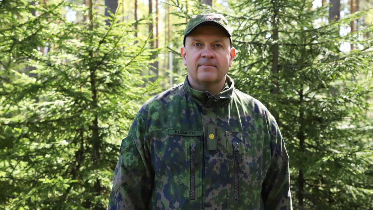 Raja- ja merivartiokoulun sotilaallisen maanpuolustuksen vanhempi opettaja, majuri Juha KlemettI Imatralla.