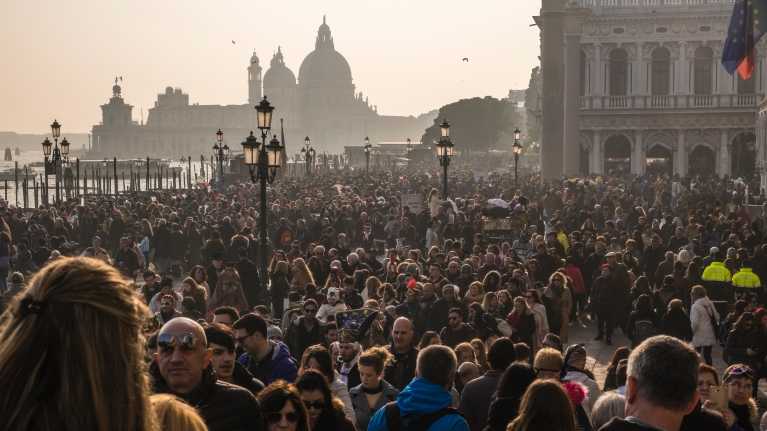 Tuhansia ihmisiä Venetsiassa.