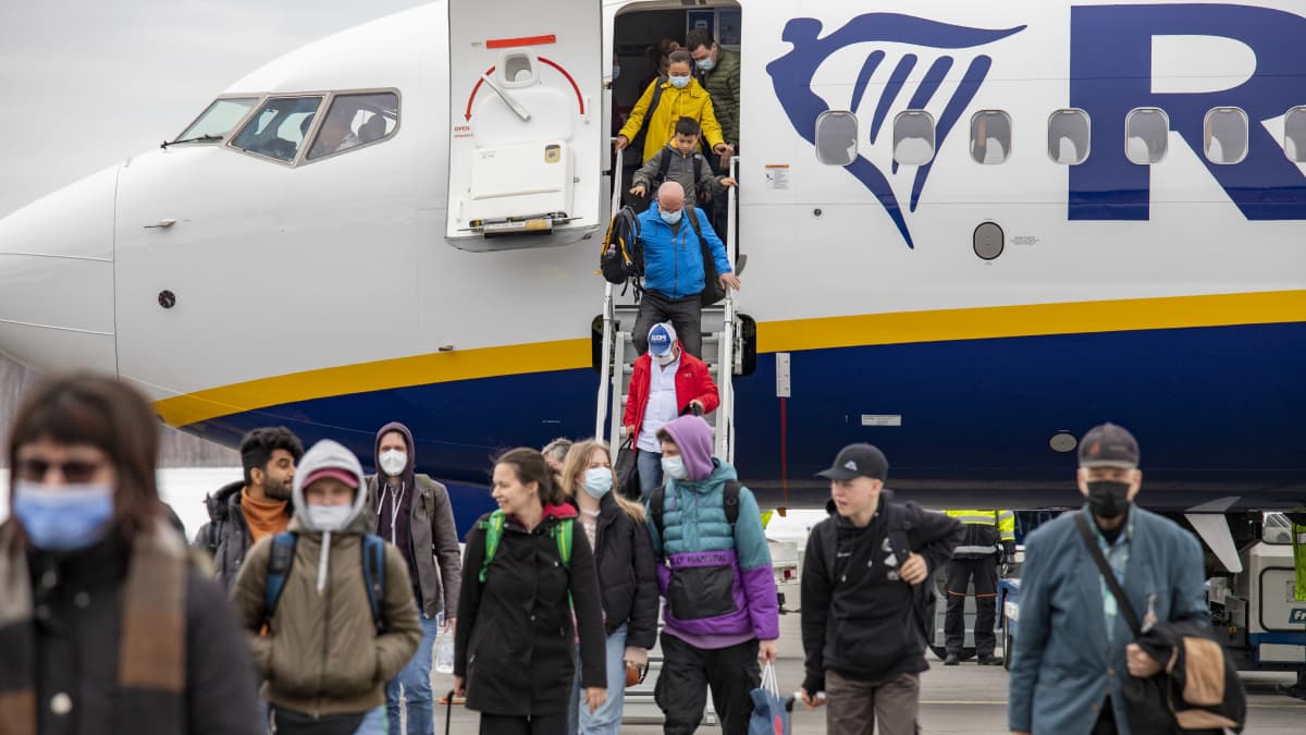 Matkustajia poistumassa Budapestista saapuneesta lentokoneesta Lappeenrannassa.