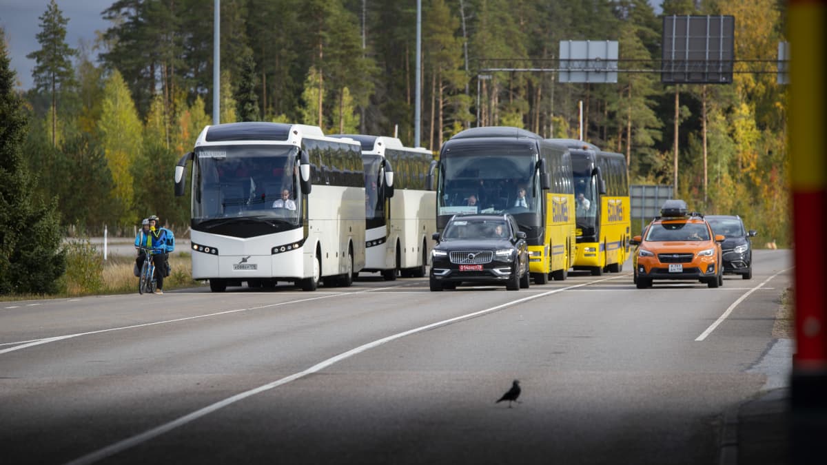 Vaaliman rajanylityspaikalle saapuvia busseja ja henkilöautoja.