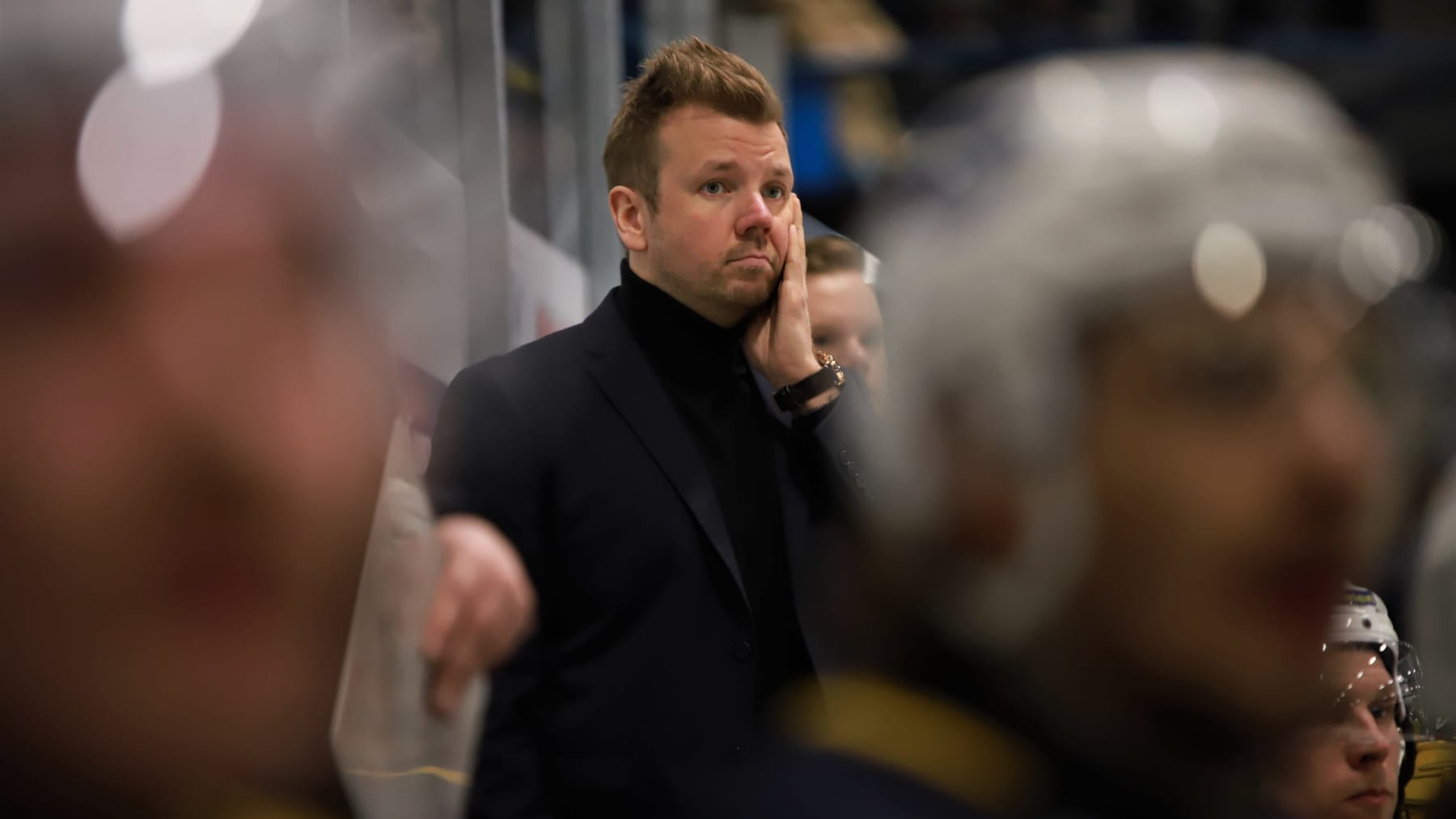 Maso Lehtonen tarkkailee peliä mietteliäänä käsi poskellaan.