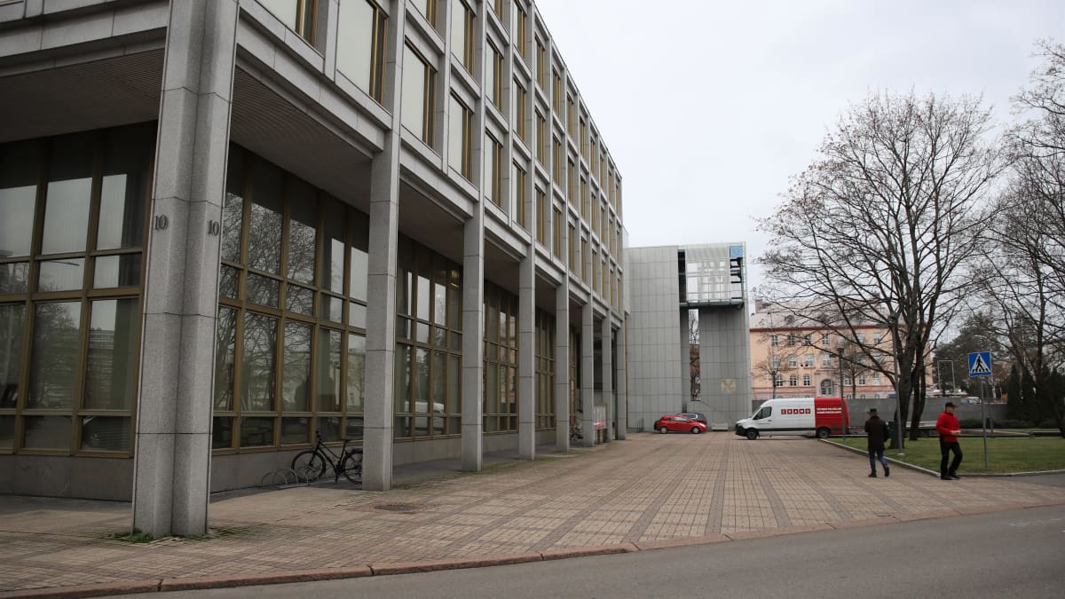 Kouvolan kaupungintalon julkisivu ja käveleviä henkilöitä.
