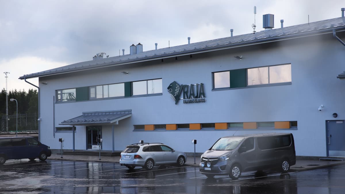 Vainikkalan rajavartiolaitoksen rakennus.