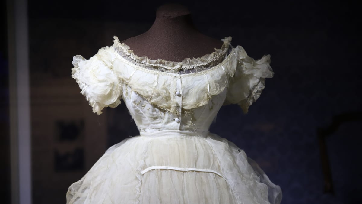 Kartanoiden Kouvola -näyttelyn helminä ovat kaksi 1800-luvun valkoista juhlapukua