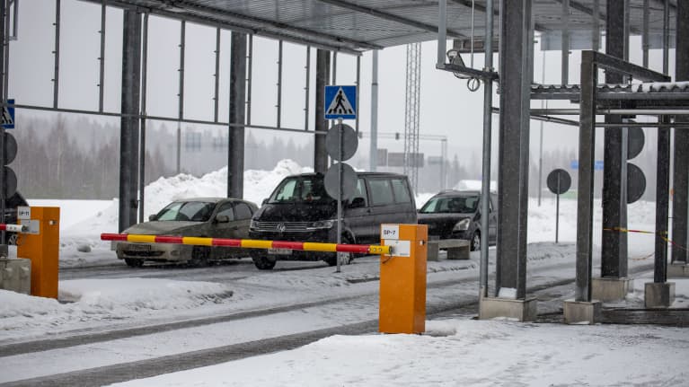 Venäjältä saapuvaa liikennettä Nuijamaan raja-asemalla.
