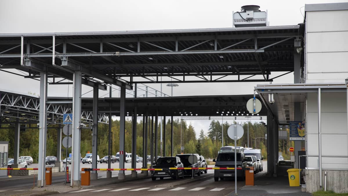 Venäjältä Suomeen saapuvia henkilöautoja Vaalimaan rajanylityspaikalla.
