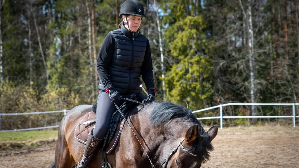 Heidi-Maria Viitanen ratsastaa