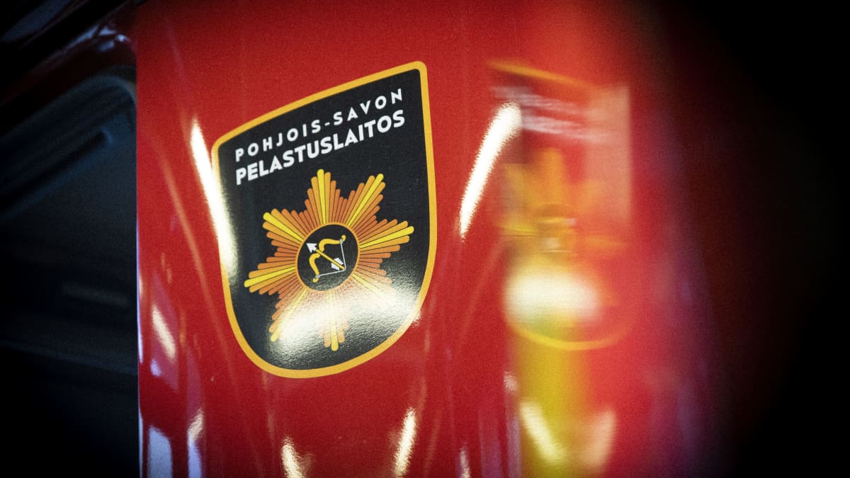 Pelastuajoneuvon kyljessä pelastuslaitoksen logo.