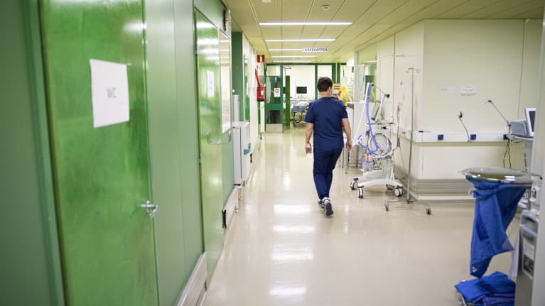 Osastonhoitaja kävelee Kanta-Hämeen keskussairaalan teho-osastolla.