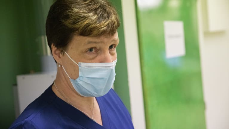 Tehohoidon apualaisosastonhoitaja Satu Luukkala Kanta-Hämeen keskussairaalan teho-osastolla.