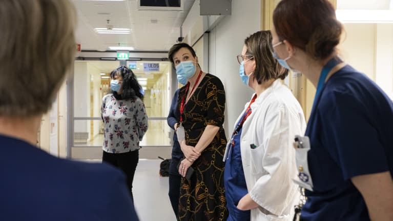 Kanta-Hämeen sairaanhoitopiirin johtajistosta koostuva tukitiimi kierroksella keskussairaalassa.