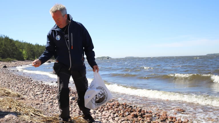 Jouni Kelkan keräämiä roskia Lehmänsaaren rannalta Kotkasta.