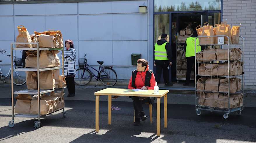 Kouluruoan jakamista etäkoululaisille Lehtomäellä Kouvolassa.