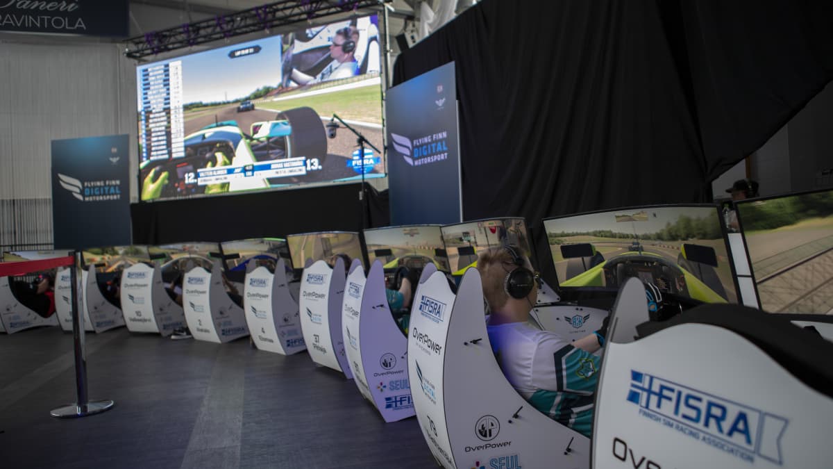 Kuljettajia sim racingin SM-finaaleissa 2019.