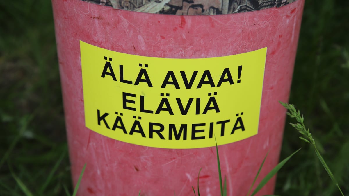 Urpo Koposen säilytyspurkki käärmeen pyydystämistä varten Kotkan kumparepuistossa.