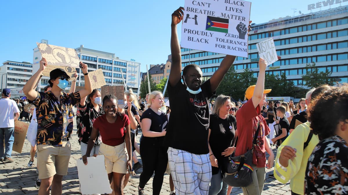 Yleisöä Black lives Matter -mielenilmauksessa Vaasassa