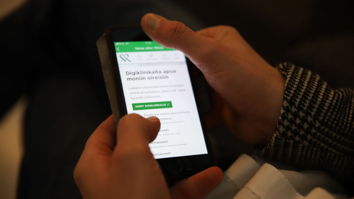 At the digital clinic, the patient is in contact with the doctor or nurse via chat, for example. Photo: Marjo Pirilä / Yle