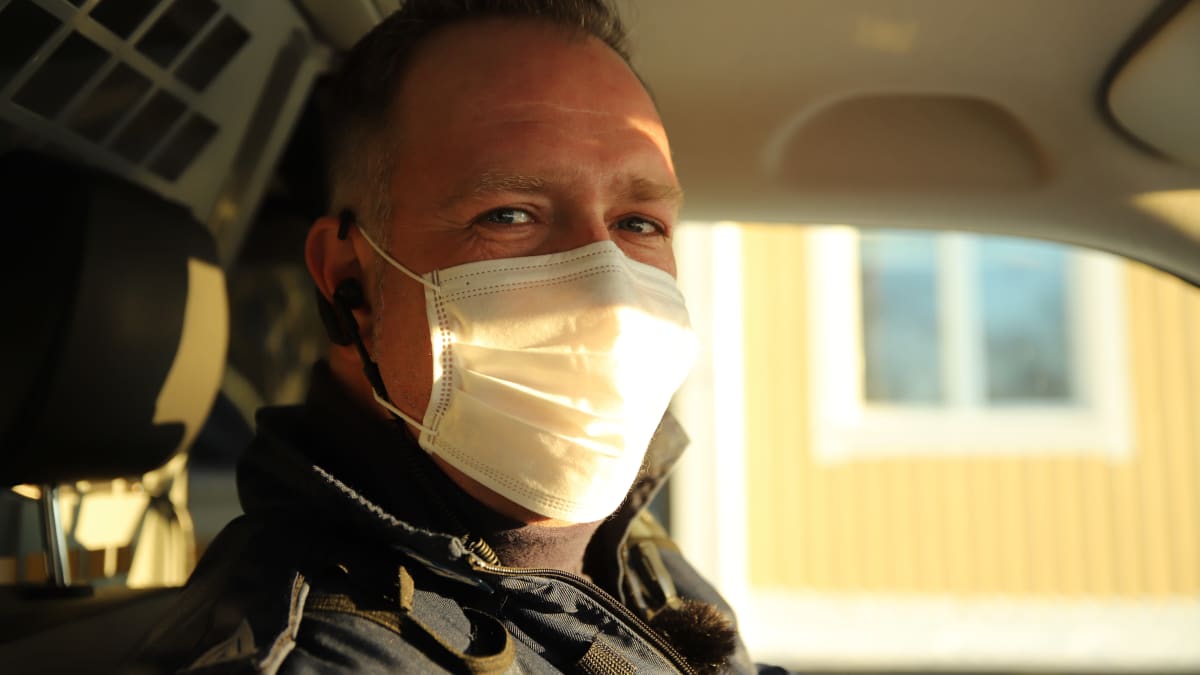 Ylikonstaapeli Matti Uotila poliisiautossa.