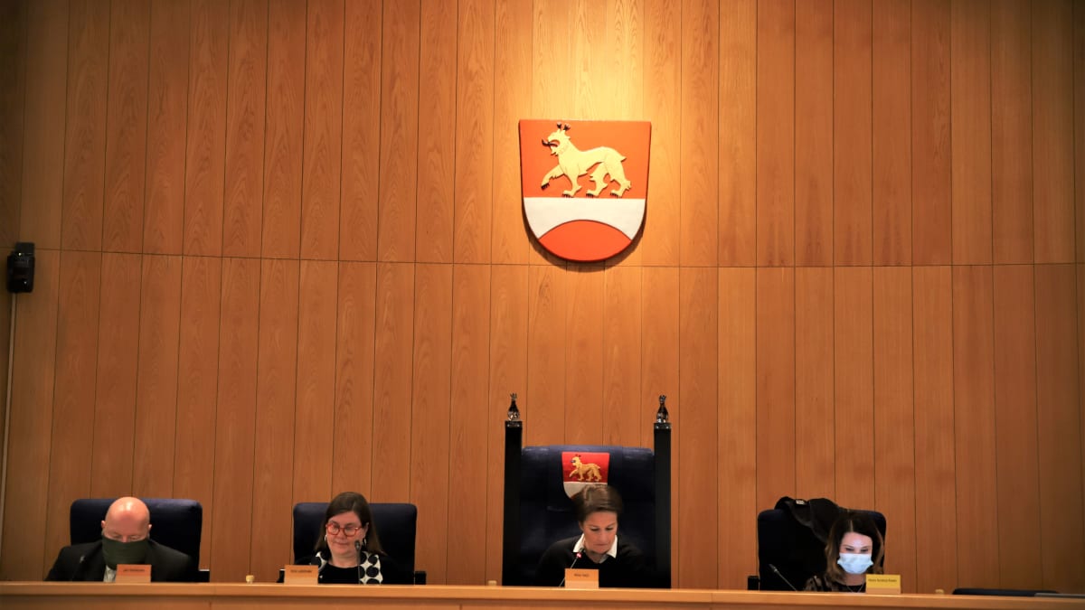 Heinolan valtuustossa puheenjohtaja Niina Varjo, kaupunginhallituksen puheenjohtaja Kirsi Lehtimäki, kaupunginjohtaja Jari Parkkonen ja hallinto- ja kehitysjohtaja Hanna Hurmola-Remmi