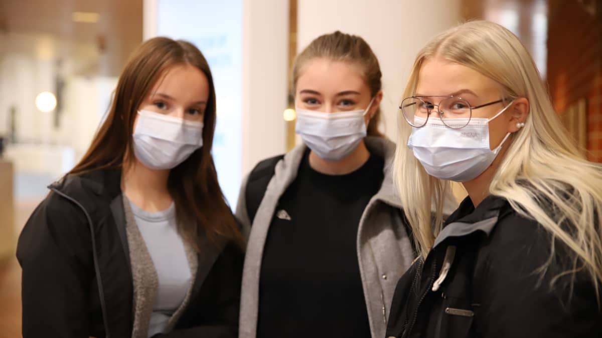 Katri Mure, Roosa Mäkelä ja Henna Karsikas opiskelevat opettajaksi Lapin yliopistossa