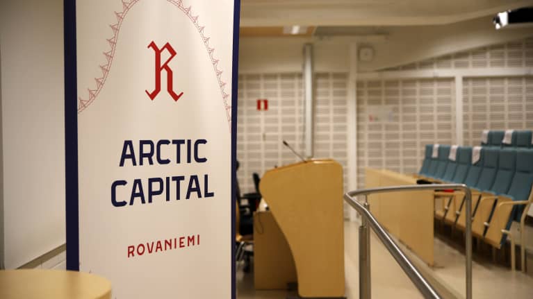 Kairatien audiotorio, jossa Rovaniemen kaupunginvaltuusto kokoontuu.