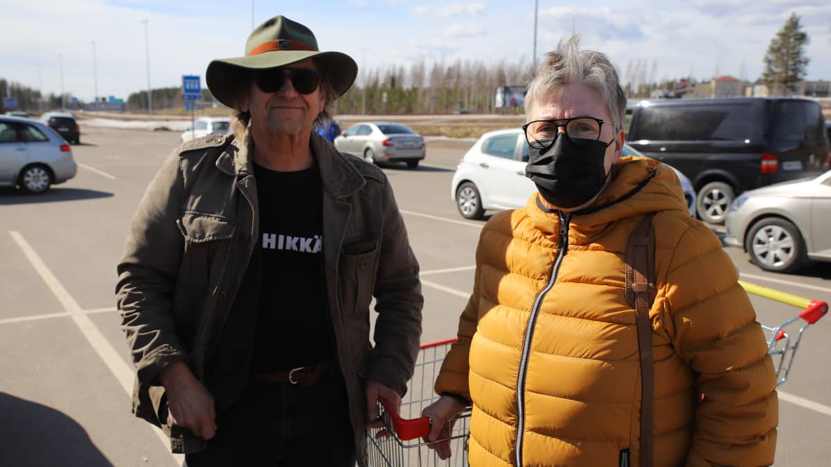 Sirpa Härmä ja Timo Härmä Vaalimaan Rajamarketin parkkipaikalla.