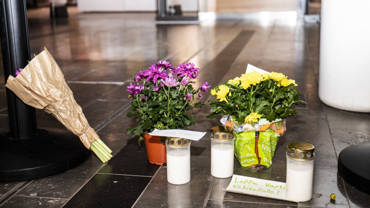 Kynttilöitä ja kukkia on jätetty Iso Omenan käytävälle kuolleen naisen muistoksi.