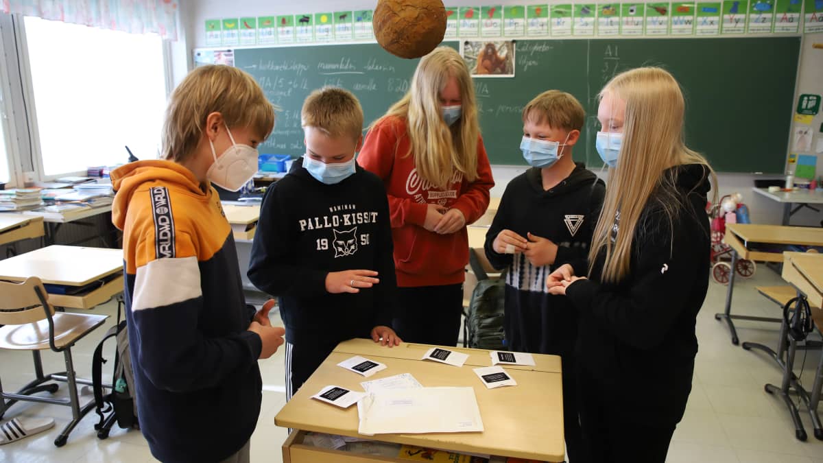 Kannusjärven koulun oppilaat katselemassa saamiaan luokkasormuksiaan.