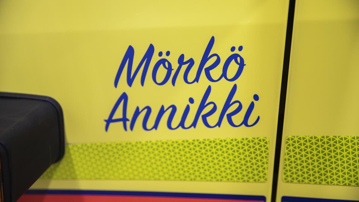 Monitoimiambulanssiin maalattu "Mörkö Annikki"-teksti Miehikkälän paloasemalla.