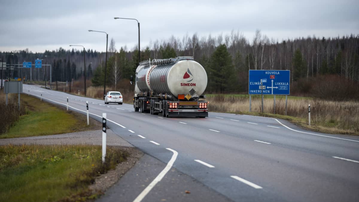 henkilöauto ja säiliöauto loittonevat maantiellä