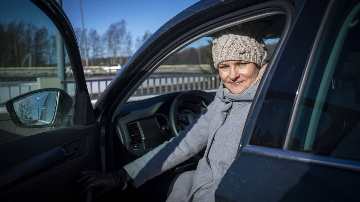 Meiju Kallio-Peltoniemi, istuu autossa Kulosaaressa