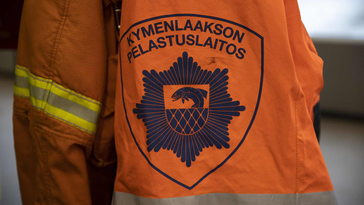 Kymenlaakson pelastuslaitoksen palomiehen työtakki Kouvolan paloasemalla.