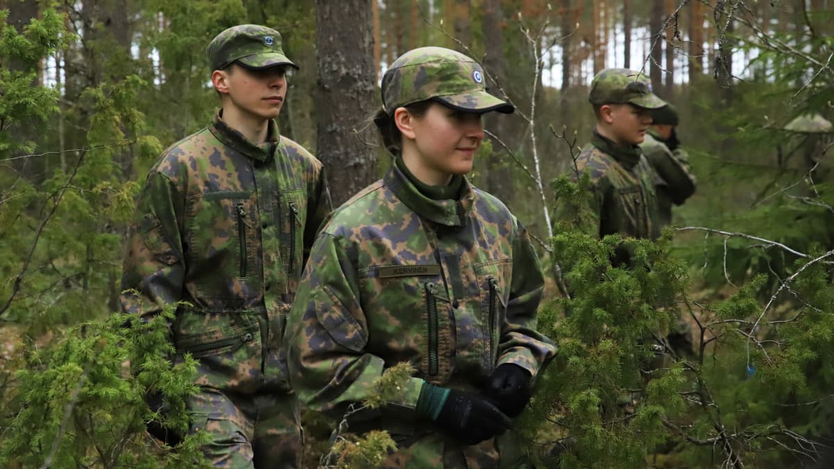 Roosa Kervinen ja Petteri Laine Kaakkois-Suomen rajavartijakoulun maastossa sissikoulutusviikon rastikoulutuksessa Imatralla.