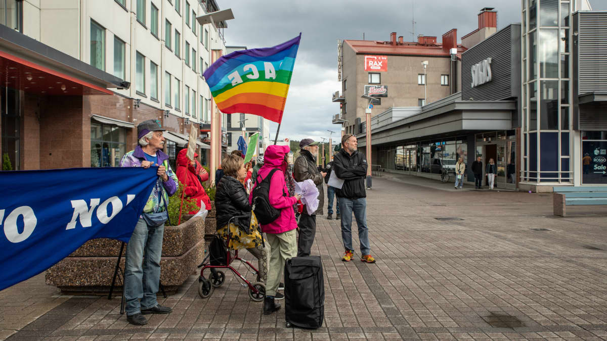 Lapin Rauhanpuolustajat osoittamassa mieltä  sotaharjoituksia vastaan Rovaniemen Lordi-aukiolla.
