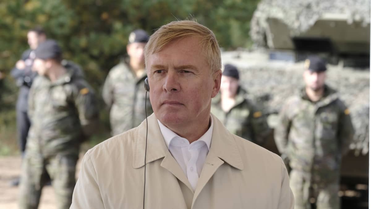 Viron puolustusministeri Kalle Laanet seuraa sotaharjoituksia.