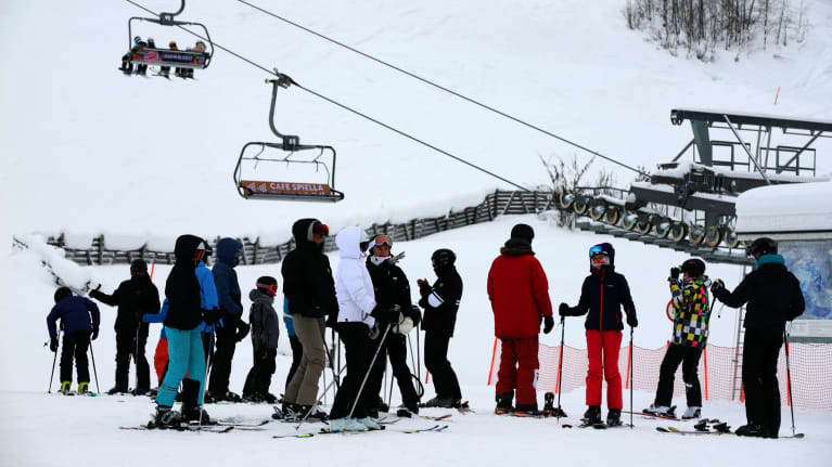 Ihmisiä hissijonossa Kittilän Levillä helmikuussa 2021.