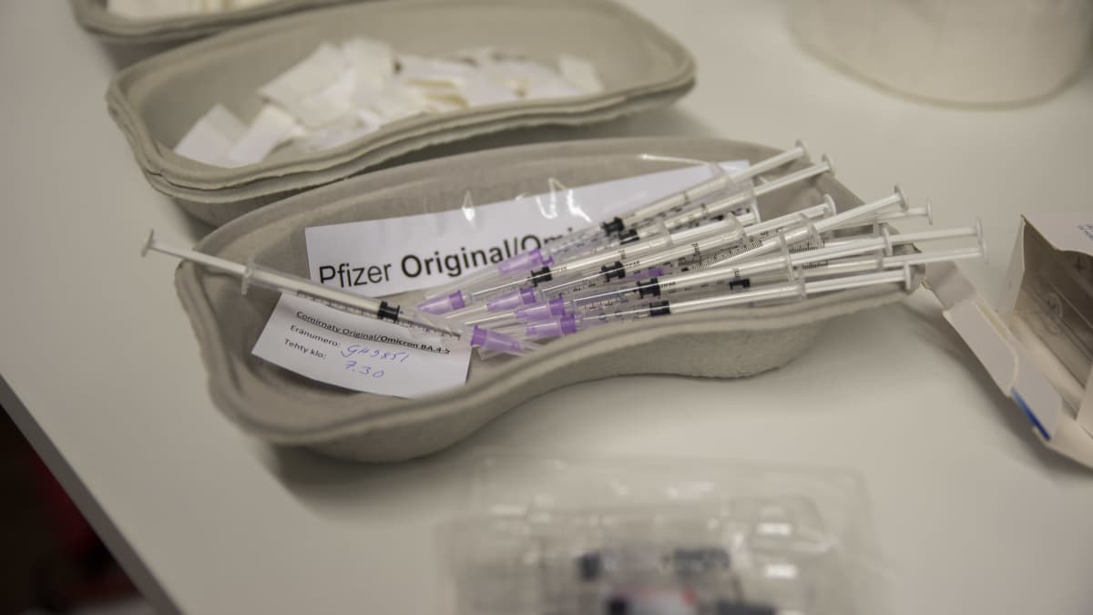 Pfizerin koronarokotteita Eksoten rokotuspisteessä kauppakeskus IsoKristiinassa Lappeenrannassa.