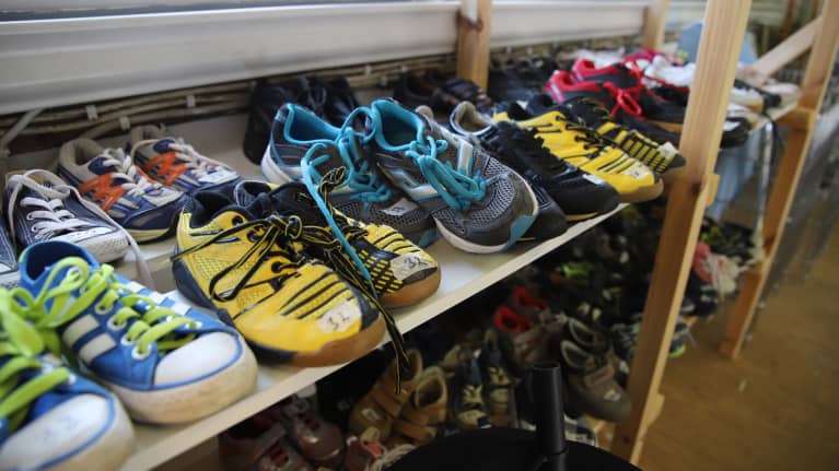 Lasten kenkiä hyllyssä Seinäjoen Hopen tiloissa. 