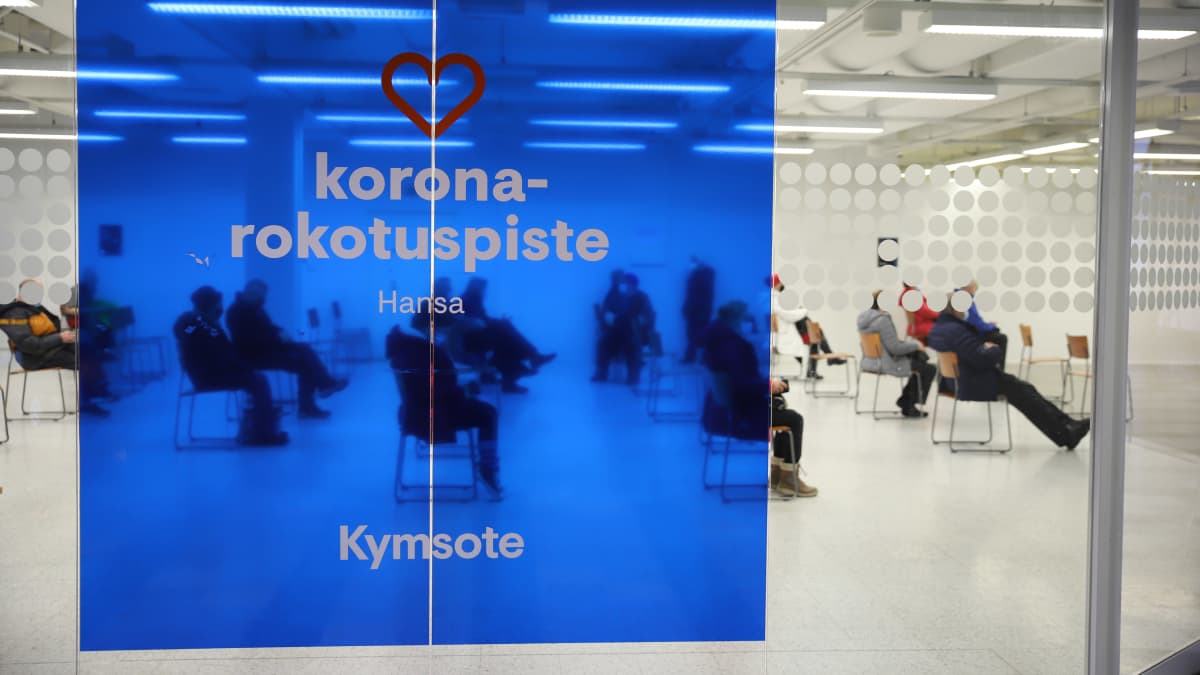 Kymsoten koronarokotuspistellä istuvia henkilöitä Kauppakeskus Hansassa Kouvolassa.