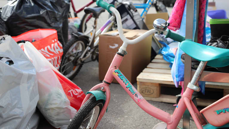 Lahjoitustavaroita kasassa Seinäjoen Hopen pihalla. 