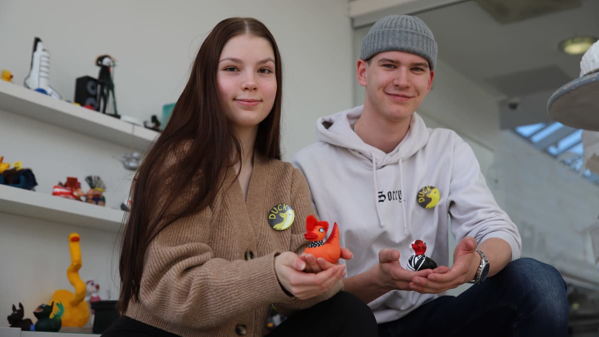 Aada Malo ja Sebastian Porola katsovat kameraan duck to Kuvis! -näyttelyn valmistelupäivänä. 