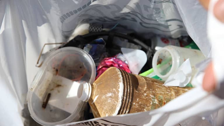 Jouni Kelkan keräämiä roskia Lehmäsaaren rannalta Kotkasta.