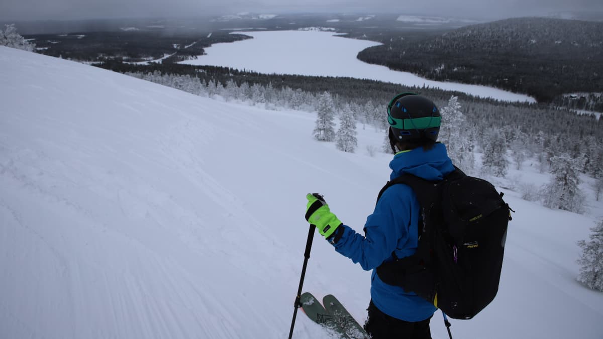 Ville Väkeväinen Pyhätunturilla tekemässä lumivyörymittauksia