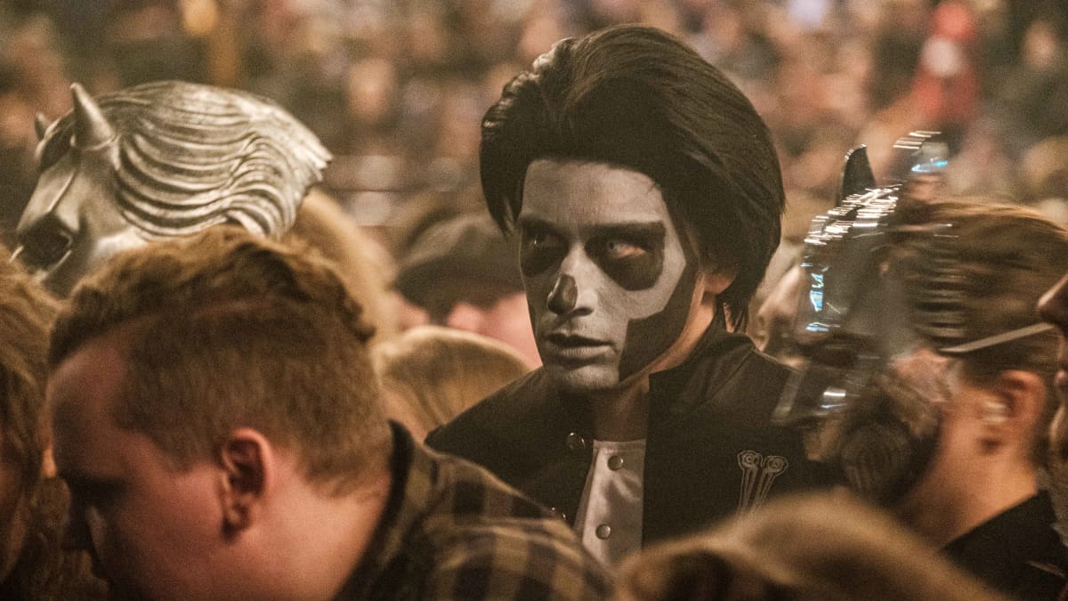 Kille med dödskallesmink i publiken på Ghosts konsert i Arenan 28.11.2019.