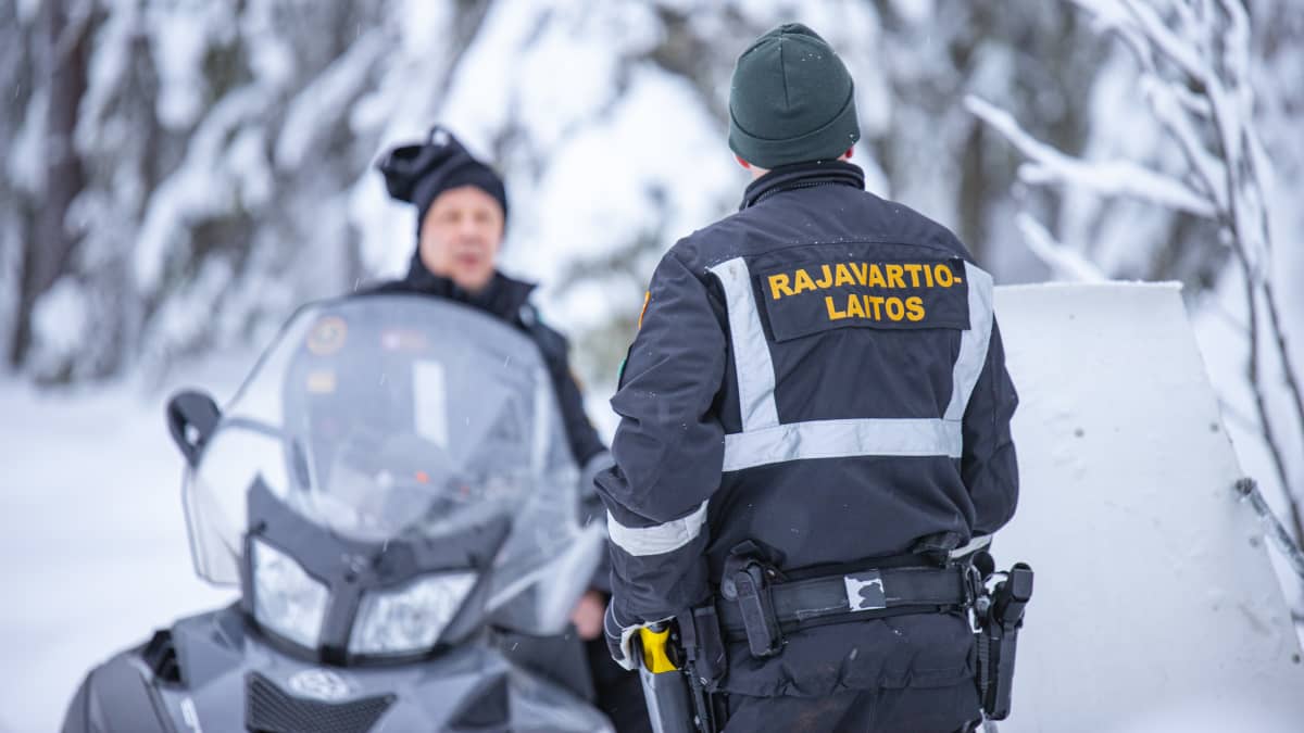 Rajavartiolaitoksen miehet Suomen rajavyöhykkeellä kelkkapartiossa.
