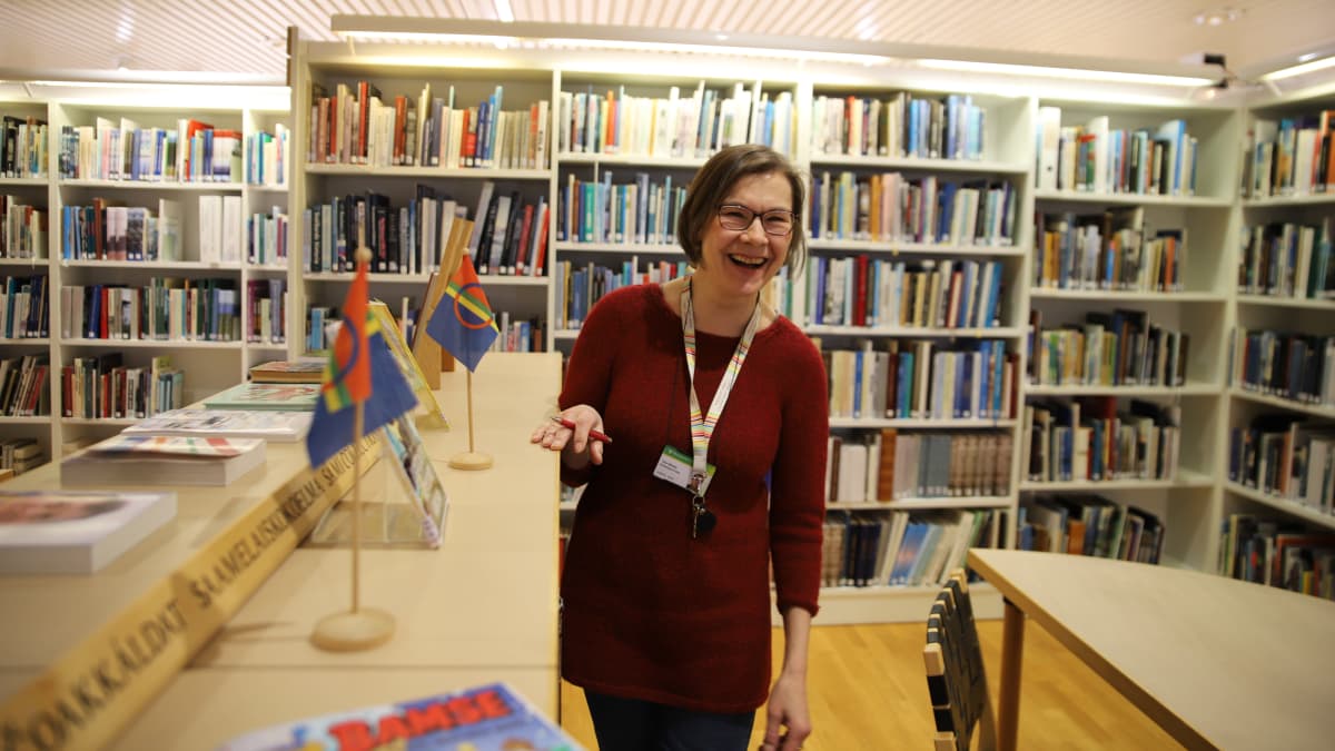 Tiina Mäntylä saamelaisen erikoiskirjaston hoitaja. 