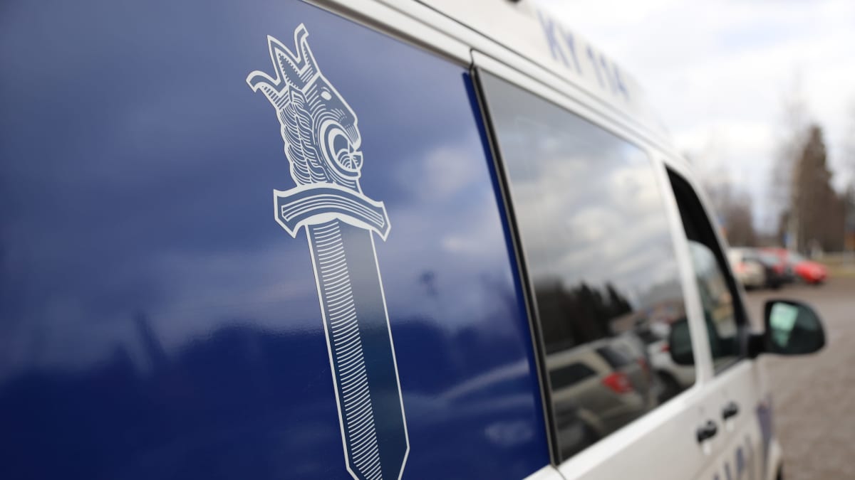 Poliisiauto Kaakkois-Suomen poliisilaitoksen pihalla.
