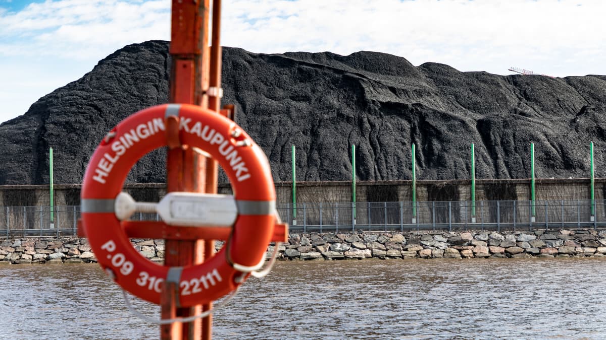 Helsingin kaupungin pelastusrengas, taustalla Hanasaaren voimalaitoksen hiilikasa